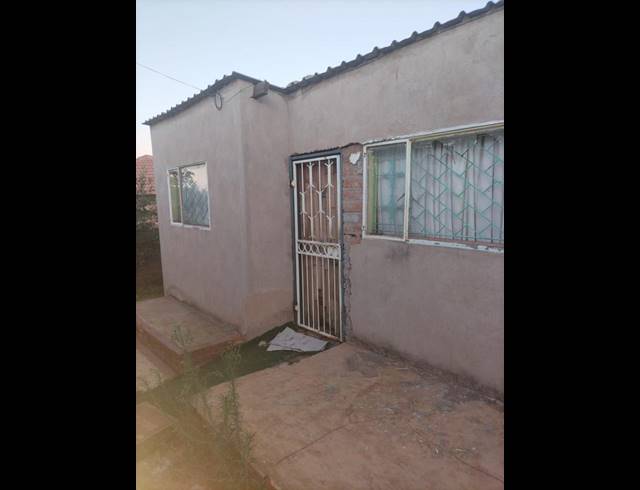1 BEDROOM HOUSE FOR SALE IN MABOPANE UNIT M